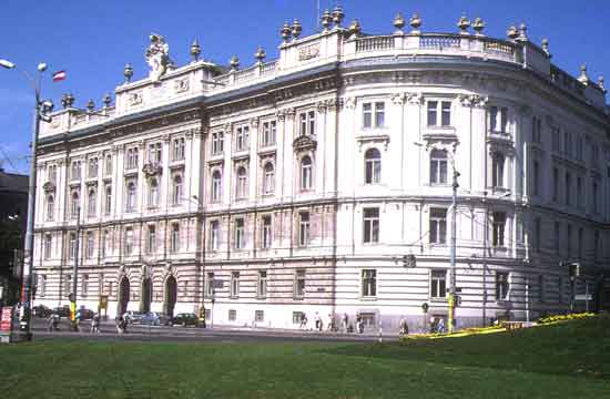 No.4 Schwarzenbergplatz from right